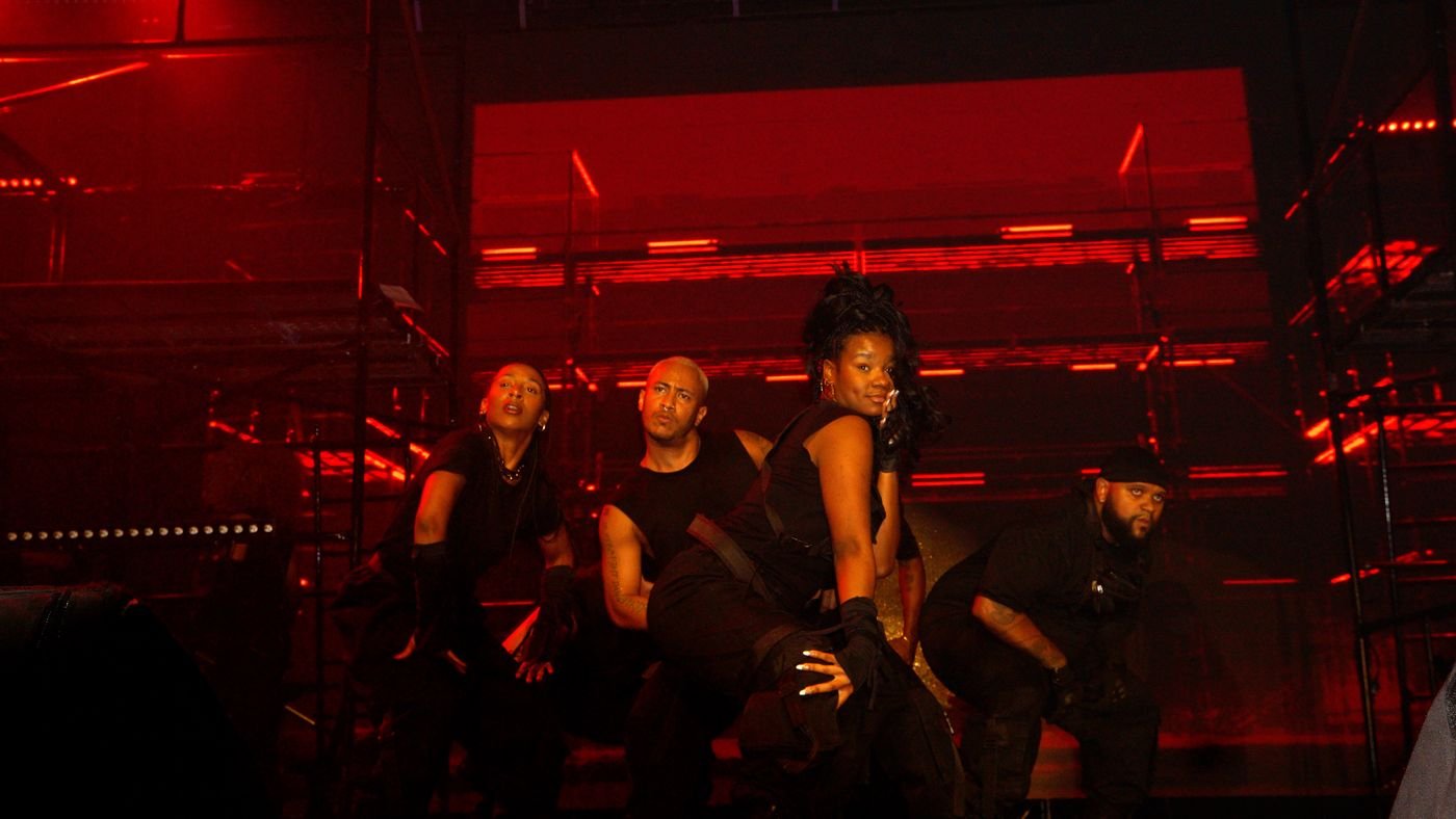 Show da DLRE Tour do BK, palco com luz vermelha